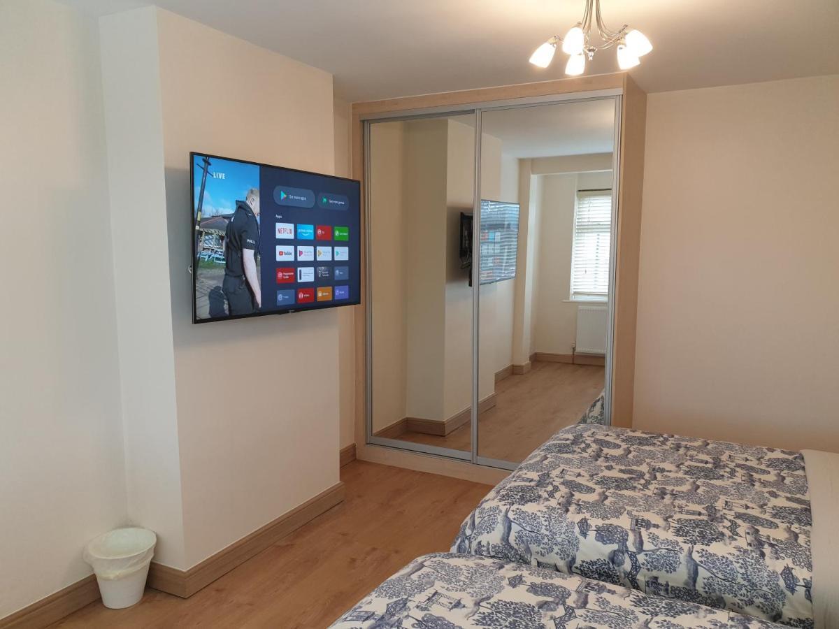 London Luxury 3 Bedroom Flat 1Min Walk From Underground, With Free Parking Sleeps X10 Eksteriør billede